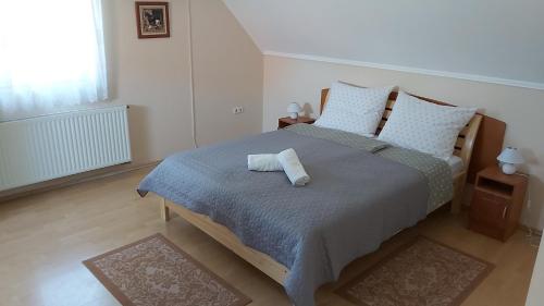 1 dormitorio con 1 cama con 2 almohadas en Villa Maria en Egerszalók