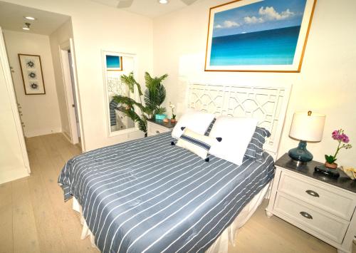 Katil atau katil-katil dalam bilik di Palm Beach Paradise Walk to Beach Pool WiFi 86" TV WiFi