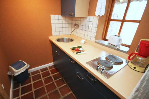 Küche/Küchenzeile in der Unterkunft Wohnungen unter Reet