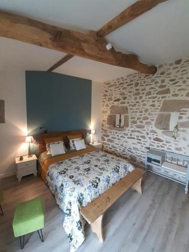 Tempat tidur dalam kamar di Les chambres du Couraud