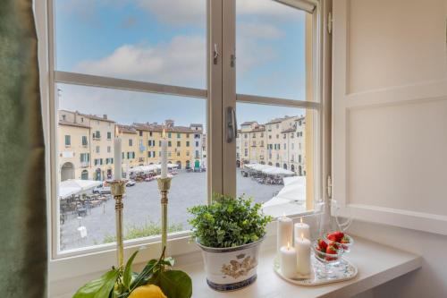 - une fenêtre donnant sur une rue de la ville dans l'établissement Casa Colosseum, A Million Dollar's View: the Lucca Colosseum. Luxury 1 bedroom 1 Bathroom Apartment, à Lucques