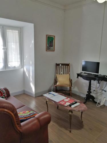a living room with a couch and a piano at Casa do Rossio in Fajazinha