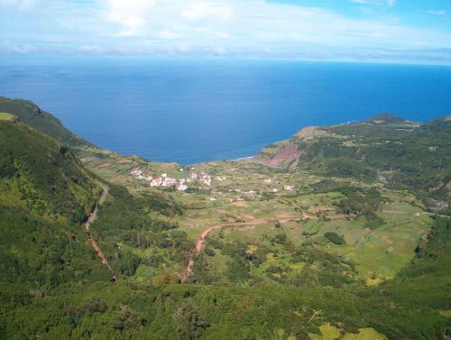 una vista aerea di una montagna con l'oceano di Casa do Rossio a Fajazinha