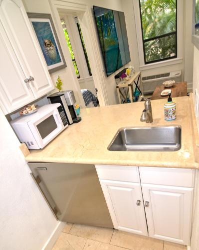 Dapur atau dapur kecil di Palm Beach Paradise Walk to Beach Pool WiFi 86" TV WiFi