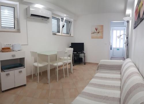 Villa Radoš - 4 Sterne, 3 Apartments für maximal 18 Gäste