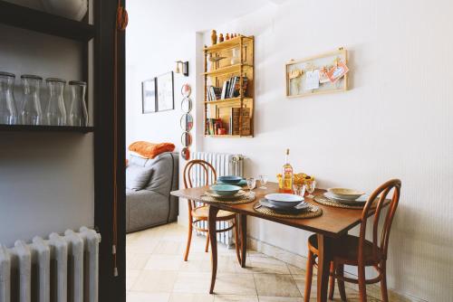 une salle à manger avec une table et des chaises dans l'établissement Charme dans villa, cœur d’Etretat, 200 m de la mer, à Étretat
