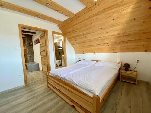 Posteľ alebo postele v izbe v ubytovaní Apartmán Jozef Valčianska dolina