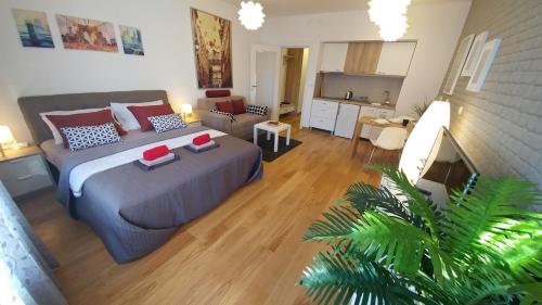 Apartments Delta A Blok - Savada في بلغراد: غرفة نوم مع سرير وغرفة معيشة