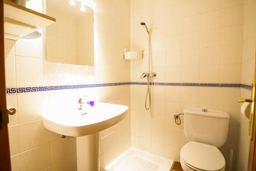 貝瑙卡斯的住宿－Con el Alma，浴室配有卫生间、盥洗盆和淋浴。