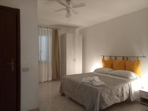 a bedroom with a bed with two towels on it at Il Grillo Parlante in Castel Viscardo