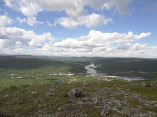 - une vue sur la rivière depuis le sommet d'une montagne dans l'établissement Kenestupa Matkailukeskus, à Utsjoki