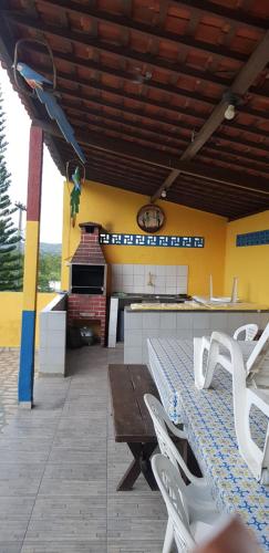 un patio con mesa y sillas en un edificio en Fazenda Alto Alegre Pousada, en Bonito