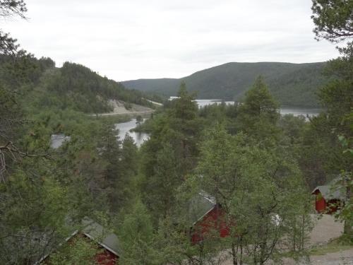 vistas a un río con montañas en el fondo en Kenestupa Matkailukeskus, en Utsjoki