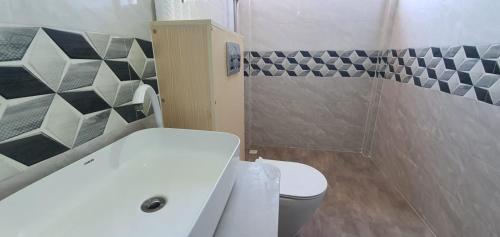 Bilik mandi di Himandhoo Travel & Stays