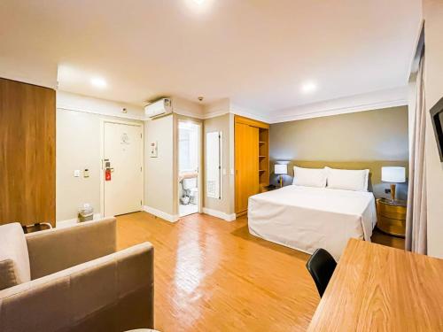 een hotelkamer met een bed en een bank bij Flat Hotel Transamérica - Rua Bela Cintra in Sao Paulo