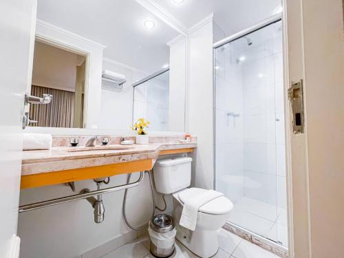 uma casa de banho com um WC, um lavatório e um chuveiro em Flat Hotel Transamérica - Rua Bela Cintra em São Paulo