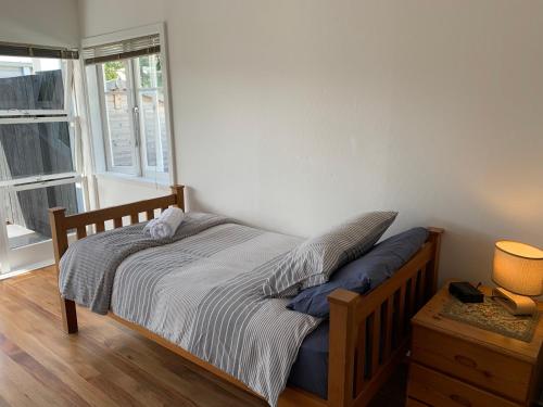 Ein Bett oder Betten in einem Zimmer der Unterkunft Orewa Kiwi Cabins