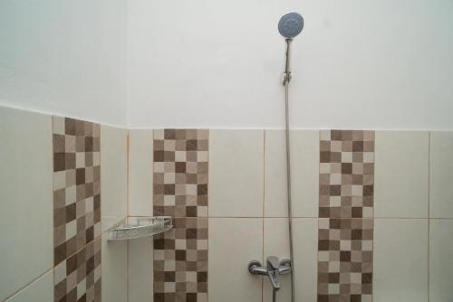 Ένα μπάνιο στο RedDoorz Syariah near Kota Cinema Mall Jatiasih