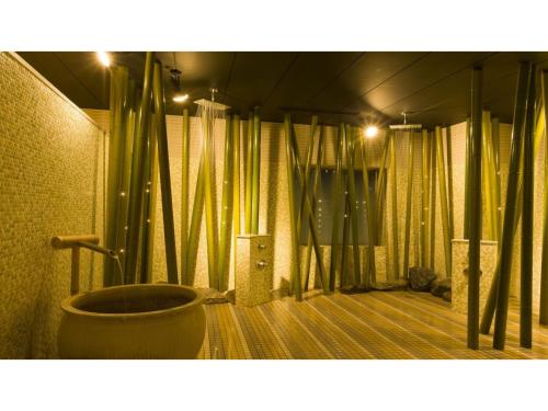 uma casa de banho com uma grande banheira num quarto com cortinas em The QUBE Hotel Chiba - Vacation STAY 02243v em Chiba