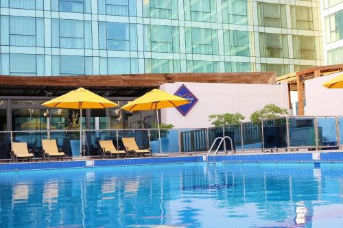 
Der Swimmingpool an oder in der Nähe von Crowne Plaza Jeddah, an IHG Hotel

