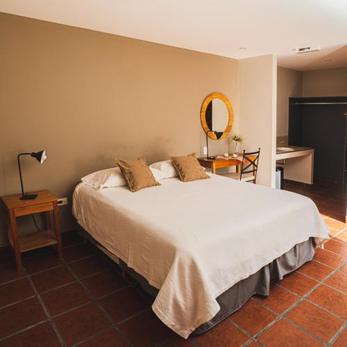 Ένα ή περισσότερα κρεβάτια σε δωμάτιο στο El Arribo Hotel