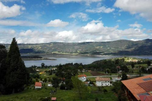 a view of a lake with houses and a town at Mirador Valeisa in Guatavita