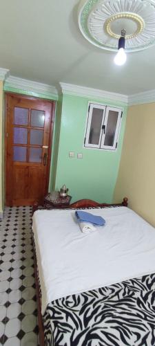 a bedroom with a bed and a ceiling at Casa Lotfi 1 in Chefchaouene