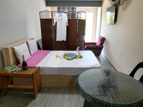 Tempat tidur dalam kamar di Reviva Residence and Ayurveda Massage center