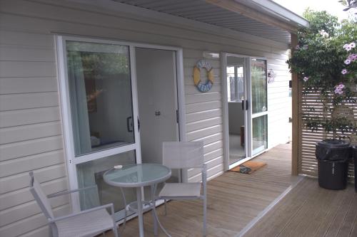 Ein Balkon oder eine Terrasse in der Unterkunft Orewa Kiwi Cabins