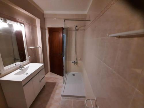 a bathroom with a shower and a sink and a mirror at appartement cabanas de tavira bord de mer in Cabanas de Tavira