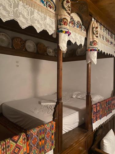 a pair of bunk beds in a room at La Villa di Zazopetra in Menetaí