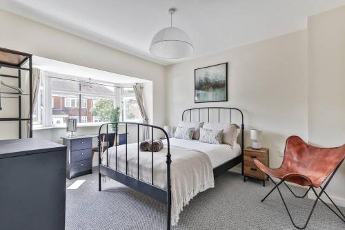 1 dormitorio con cama, escritorio y silla en Elegant Retreat Nook at Peak District Gateway en Totley
