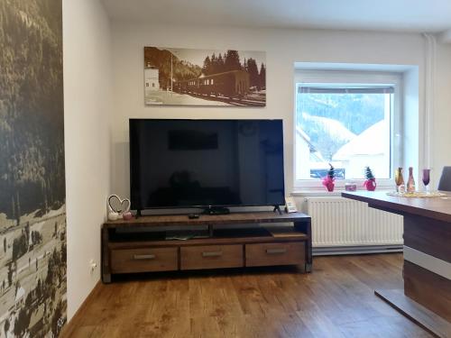 sala de estar con TV de pantalla plana grande en Žbogar en Rateče