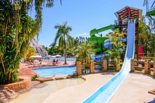 uno scivolo d'acqua in un resort con piscina di Terra Parque Eco Resort a Presidente Prudente