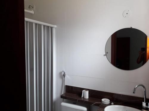 een badkamer met een wastafel en een spiegel bij Casa em Costazul - Rio das Ostras in Rio das Ostras
