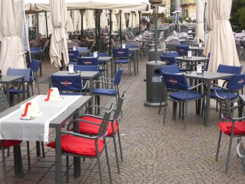 une rangée de tables et de chaises dans un restaurant dans l'établissement Galleria d'Arte - Foresteria, à Brescia