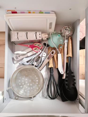 uma gaveta cheia de utensílios de cozinha em Apartmány EMA a PETER em Terchová