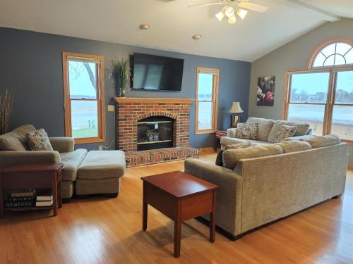 Quiet 3BR Home w/Swim Spa - 15 min to Lake Geneva