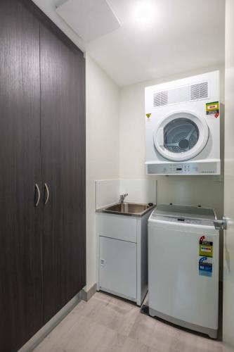 Kuchyň nebo kuchyňský kout v ubytování KULA Apartments Parramatta