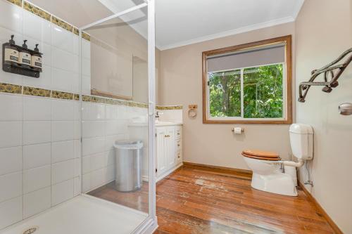 Un baño con inodoro y ventana. en Echuca 265 - Echuca Holiday Homes, en Echuca