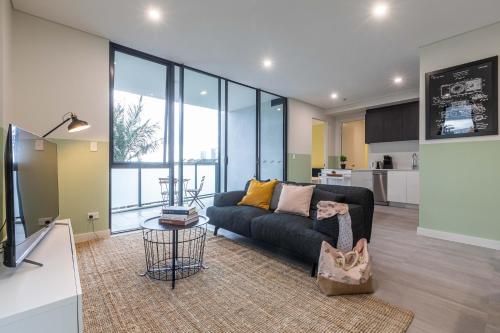 TV a/nebo společenská místnost v ubytování KULA Apartments Parramatta