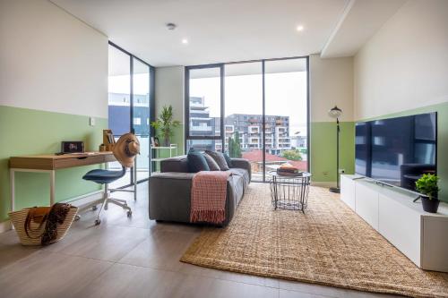 TV a/nebo společenská místnost v ubytování KULA Apartments Parramatta
