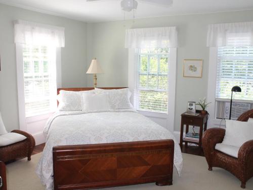 羅克波特的住宿－The Beech Tree B&B，一间卧室配有一张大床和两把椅子
