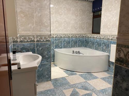 A bathroom at Pit stop relax, unwind and rejuvenate 2 bedrooms apartment flat 1 in Swansea