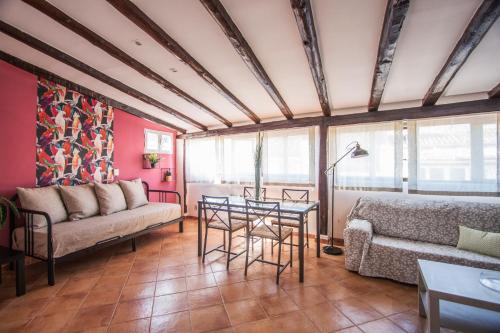 uma sala de estar com um sofá e uma mesa em Homelike Huertas em Madri
