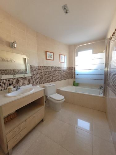 A bathroom at Ático Baladrar Gran Terraza-Disponible 22Jul a 1Agost y 17Agosto hacia delante-APTO A 8Km Playa Dénia-Oliva Nova Golf -IDEAL Familias y Grupos
