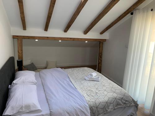 Llit o llits en una habitació de Noah's Attic - Apartment Hotel in Korce