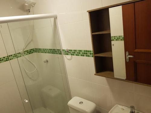 uma casa de banho com um chuveiro e um WC. em Cobertura Loft-Jacuzzi-Piscina-Praias-Super Vista em Niterói