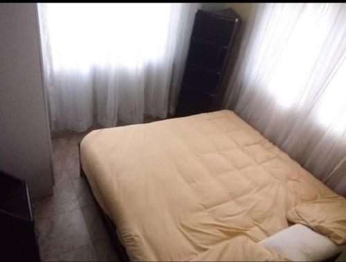 1 cama pequeña en un dormitorio con ventana en XrisBun Apt 1BR - Laderin GRA en Abeokuta