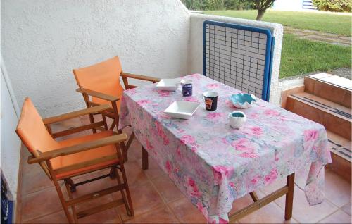 a table with two chairs and a table with a pink table cloth at Pet Friendly Apartment In Melissi With Wifi in Melission